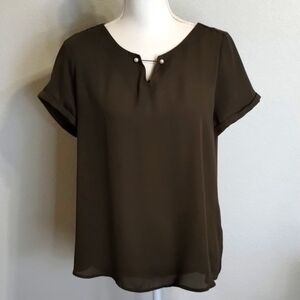 Apt. 9 Army Green Blouse Size Medium Pearl Neck Detail Short Sleeve